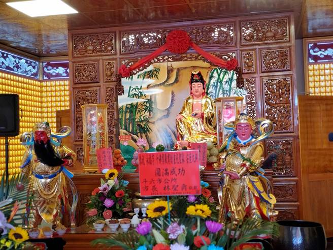 斗六永福寺的千佛殿今（17日）安座开光，观音菩萨雕像、伽蓝尊者像、韦驮尊者像都是新雕刻。（周丽兰摄）