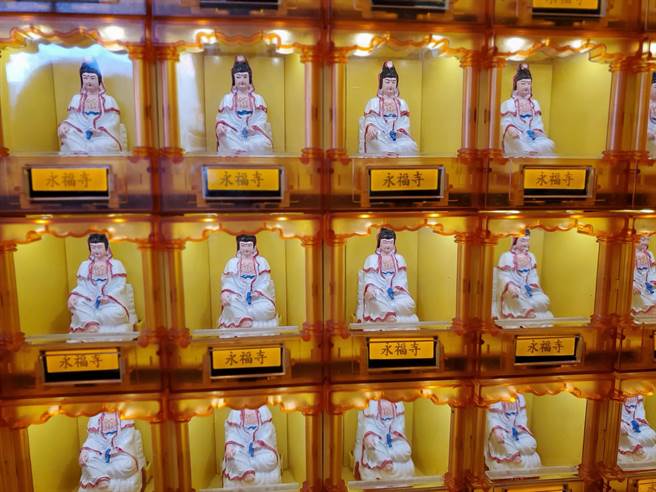 修復后的千佛殿墙上装设科技平安灯，只要在电脑输入电话，就能看到其所属的平安灯。（周丽兰摄）