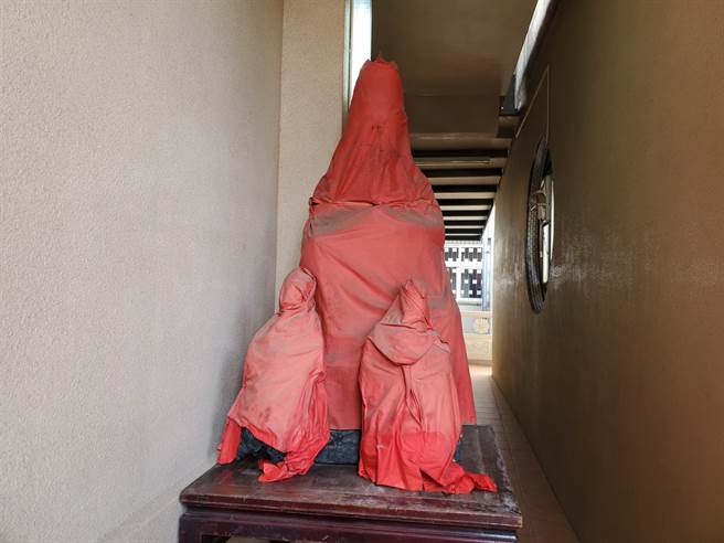 遭火烧的观音像、两尊护法将择期火化。（周丽兰摄）