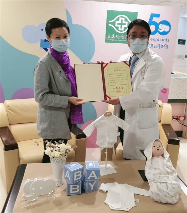 林口长庚医院致赠感谢状给丽婴房。(丽婴房提供)