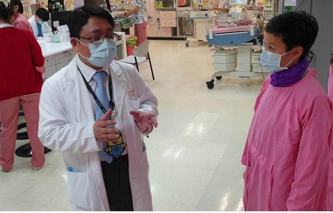 林口长庚医院新生儿科主任江明洲解说对于早产儿的相关医疗照护。(丽婴房提供)