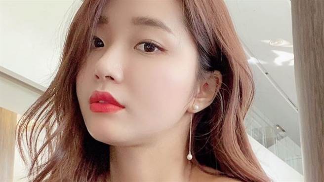 170cm辣妈오또맘(ohttomom)泳装U至肚脐 邪恶视角狂泄大尺寸酥胸长腿（图／IG@ohttomom）