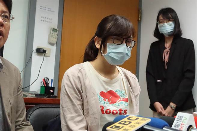 男婴母亲得知害死儿子保母以过失致人于死判刑3年6月，嘆了一口气表示法院不能理解父母的痛和苦。（图：李文正翻摄）