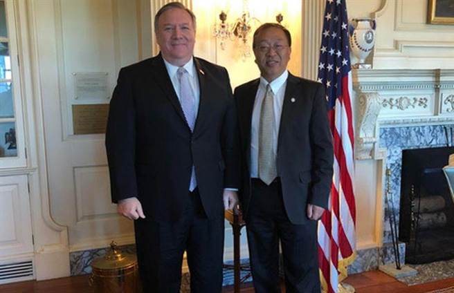 原在美国海军学院任教职的余茂春(右)被美国国务卿蓬佩奥(左)延揽为中国政策顾问，他的反共立场在大陆被许多人痛骂是「汉奸」。（图／美国国务院)