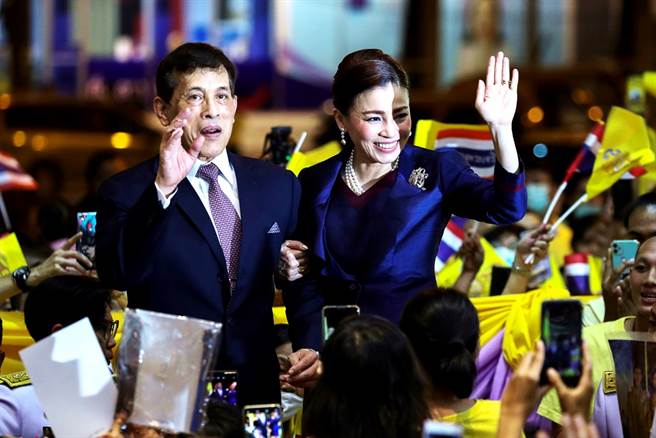泰王瓦吉拉隆功（King Maha Vajiralongkorn）與王后蘇堤達（Suthida Vajiralongkorn）14日「親民」試乘新地鐵，不過身旁一票臣子、官員卻跪坐地板，再度引起關注。圖為地鐵站外支持群眾簇擁泰王、王后的畫面。（圖／路透社）