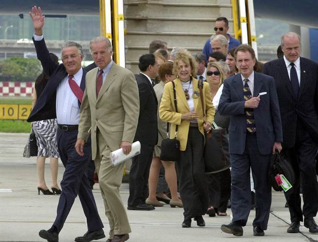 美国总统当选人拜登(左二)曾于2001年8月6日抵台访问，他当时是美国参议院外交委员会主席与国会两党共4名议员来台讨论台湾与美国国家安全相关的战略问题，随即转往中国大陆及南韩等地访问。(图／王爵暐摄)