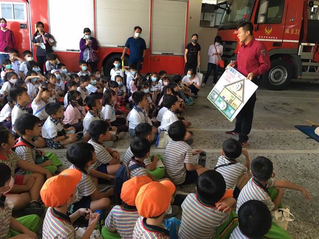 台南市消防局麻豆分隊自製卡通宣導卡成本300元，參訪小學生玩到欲罷不能。（台南市消防局提供／劉秀芬台南傳真）