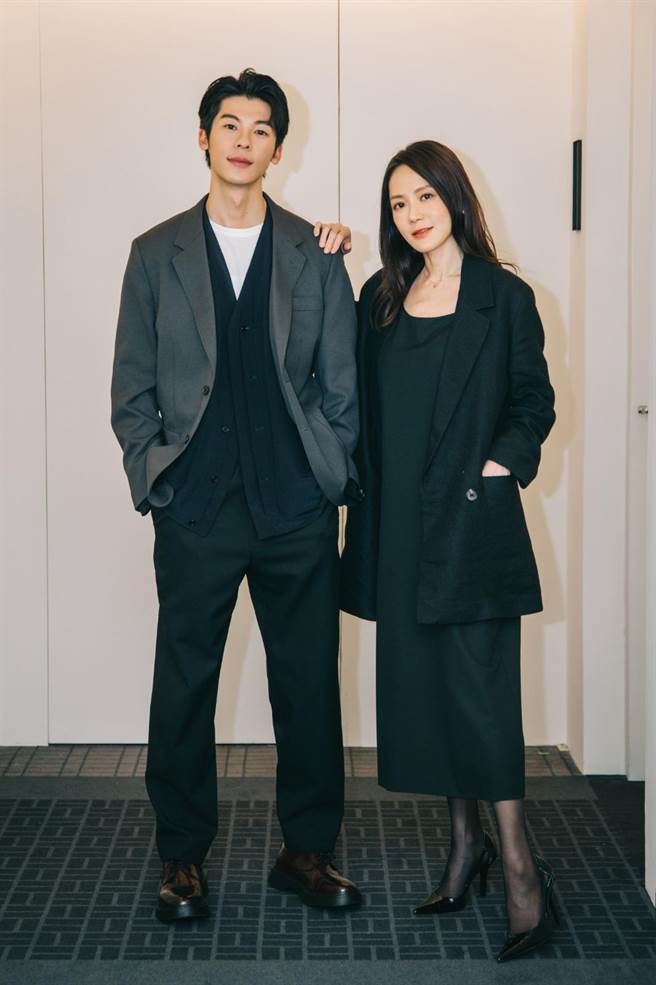 許光漢（左）日前拍攝MV，邀來視后尹馨一起合作。（何樂音樂提供）