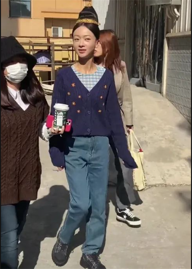 正在拍新戏的吴谨言 过瘦的体型被网友说看起来有点吓人 (图/ 翻摄自微博)