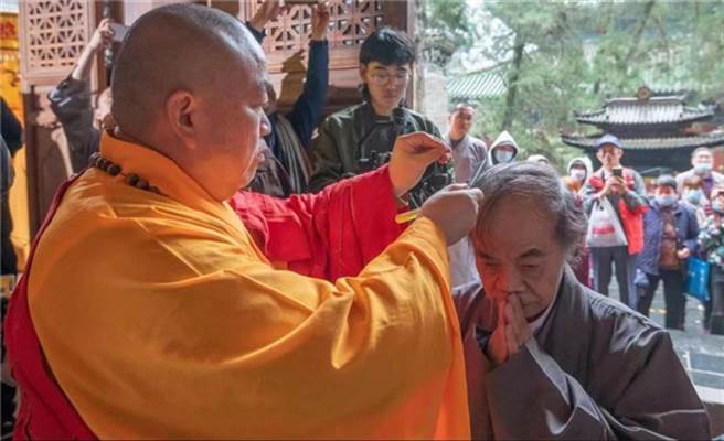 蔡志忠表示「生于台湾，希望老于杭州，葬在少林」，剃度出家之举并不令人意外。（图／佛教在线）