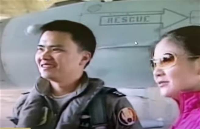 飞官蒋正志2006年与妻子一起出席空军嘉义基地活动。(中天新闻提供)