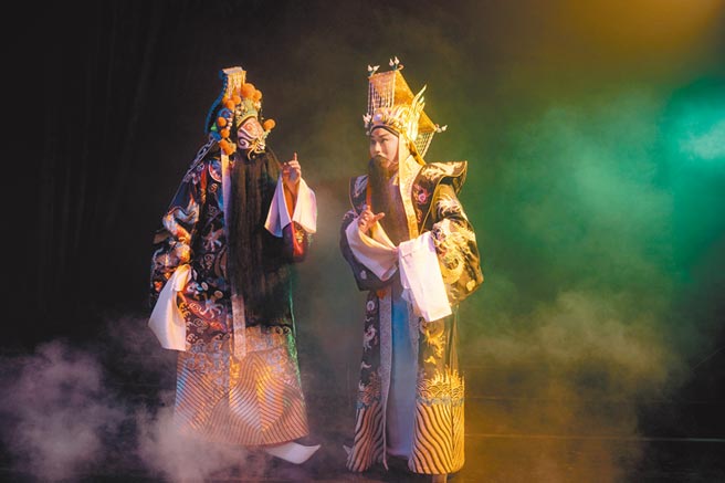 国光剧团作品《阎罗梦－天地一秀才》，故事描述一名穷秀才，因大感世事不公，向玉皇大帝发愿想当阎罗王，重整世间秩序，为项羽、关公等人重新安排轮迴转世，但却始终无法让人间世圆满。（国家两厅院提供）