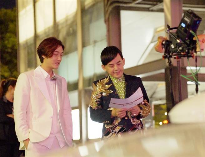 黄子佼第二次为歌手MV跨刀献给那对夫妻。（那对夫妻提供）