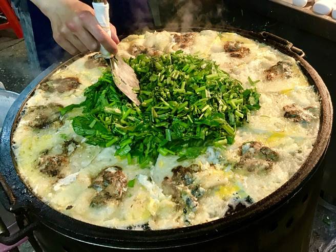 营养师指出，蚵仔煎不仅油腻、热量高、GI值高，胆固醇、钠含量也高，是个不甚健康的食品。（达志影像/shutterstock)