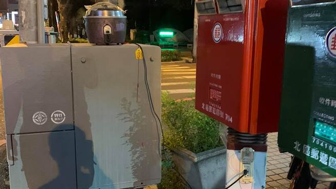 一名阿伯在街头以电锅插邮筒炖药，引发民眾热议，而邮局也曝插座上的用途。（图／翻摄自台南爆料公社）