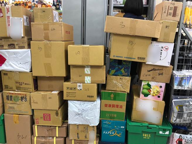 双11包裹炸多！超商贴「超直白公告」解释物流状态，网友一看直呼「店员快被逼疯了」。（示意图／何立雯摄）