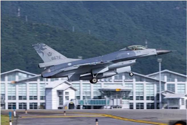 F-16战机于昨晚6时7分雷达光点消失。（本报资料照）