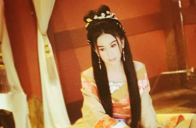 溫碧霞相隔19年後，再扮演坦己。（圖／取材自溫碧霞微博）