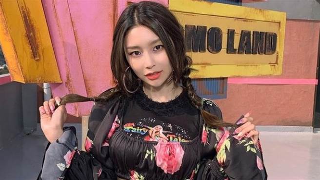 24岁女偶像热裤配细肩带小可爱 一转身背部全裸超惹火（图／IG@ hyebinmm ）