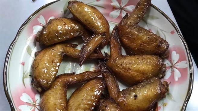 全联的鸡翅好吃到一名男子当场要去全联扫「13箱」，而网友见状后都认证「真的美味」。（图／翻摄自我爱全联-好物老实説）