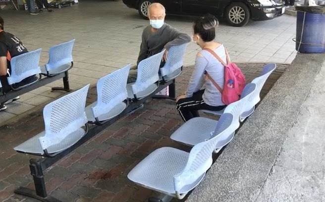 嘉义县34岁郑姓女子到嘉义基督教医院进行拔牙手术，拔掉20颗牙后隔天陷入昏迷死亡，今18日法医解剖，家属在解剖室外等待。（吕妍庭翻摄）