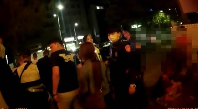 高雄市鼓山区某姜母鸭店18日凌晨1时传出一起街头斗殴事件，廖姓男子用餐时突然离桌，到另一桌与不认识的谢姓男子等7人敬酒，不料廖男酒杯不慎掉落地面，引起谢男等人不满，持店内铁椅朝廖男攻击。（高市警鼓山分局提供／洪浩轩高雄传真）