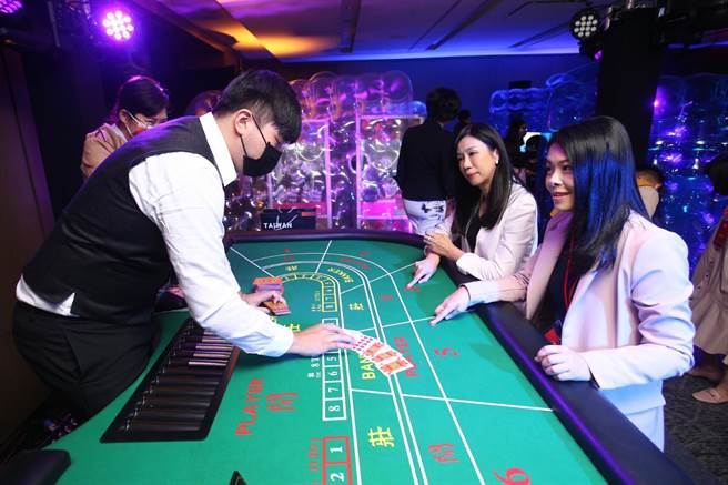 走进文策院「TCCF创意内容大会」的「始多利交易所」游戏间，彷佛回到古早的台湾游乐场，但扑克牌上印的却是摘自台湾文学、漫画作品的经典名句。（杜宜谙摄）