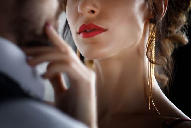 台中一位醋男不满前女友交了新欢，愤怒跑去对方家中闹事，甚至出手袭胸，惨被告上法院。（示意图／Shutterstock）