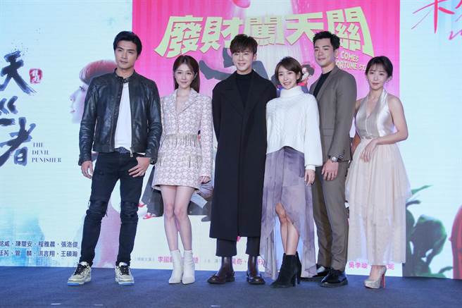 贺军翔（左）、邵雨薇、李国毅、李亦捷、禾浩辰、郭书瑶出席台北电视节。（罗永铭摄）