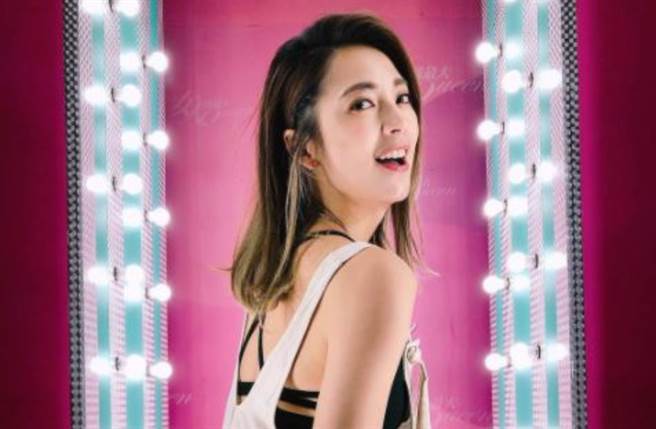 阿喜细线洋装透出黑色内在美 F级曲线一览无遗（图／IG@joyshishi777）