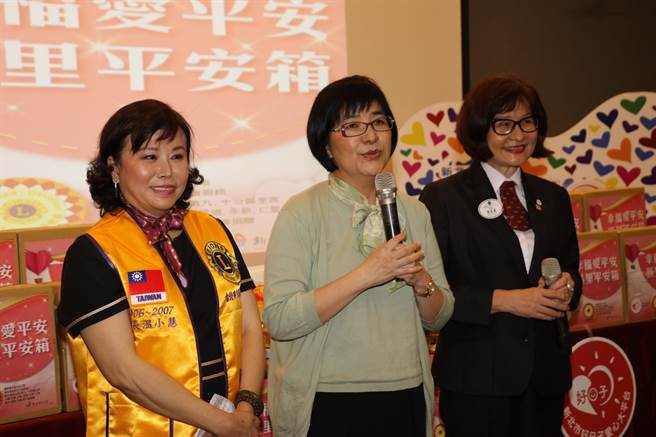 张锦丽感谢国际狮子会300A2区第五专区的爱心。（许哲瑗摄）