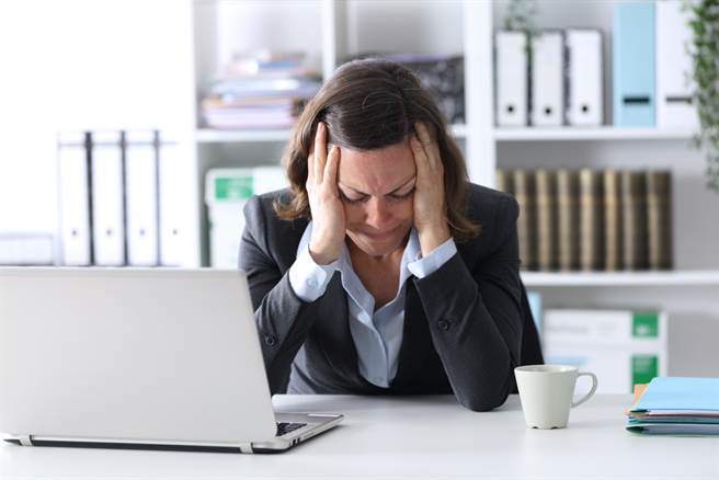 日前一名女网友心寒的表示，自己在公司任职2年，不久前来了一位新人，但就在在签核对方的试用期表格时，发现对方薪资竟比自己高。(图取自达志影像/示意图非当事人)