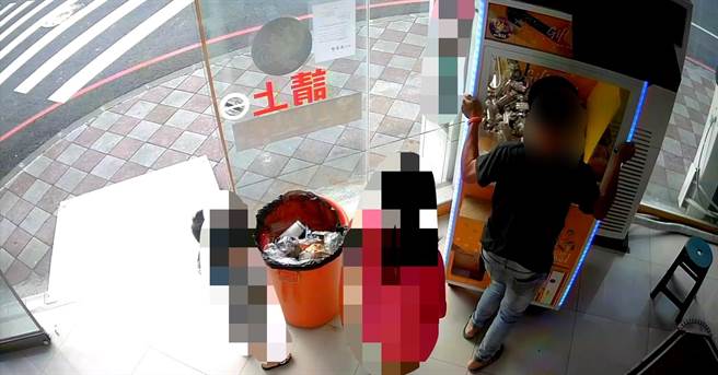 男子在孩子面前，在娃娃機台前暴力取貨，遭警方怒斥是最壞身教。(警方提供／林和生屏東傳真)