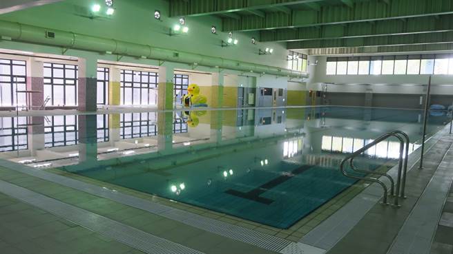 彰南國民運動中心室內溫水游泳池，還有烤箱、蒸氣室與SPA，親子戲水區的黃色小鴨滑水道相當吸睛。（謝瓊雲攝）