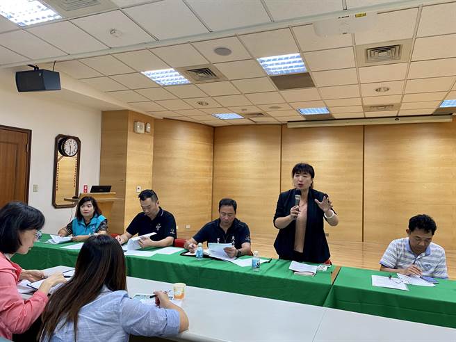 蔡培慧（右2）表示，菇类纳入2020年设施补助项目立意虽佳，菇农对计画怎么申请、温网室的规格或材料等相关规定都不清楚，衍生出许多纠纷；因此特别请农粮署安排人力，下乡到各地加强辅导。（黄立杰摄）