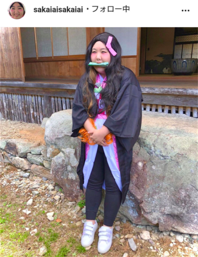 吉本新喜剧座长酒井蓝18日在她IG公开cosplay《鬼灭之刃》「灶门祢豆子」扮相。（取自酒井蓝IG）