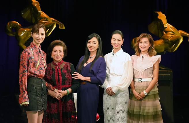 谢盈萱、陈淑芳、高慧君、陈雪甄、张雅玲受访谈入围金马奖心情。（台视提供）