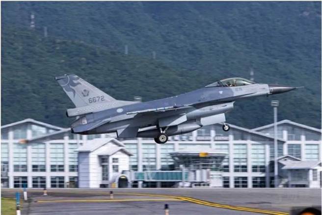 F-16战机昨晚6时7分在雷达光点消失。（本报资料照）