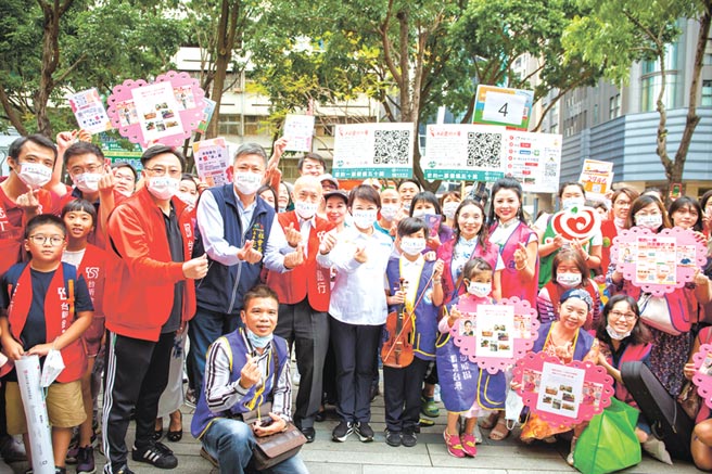 台中市長盧秀燕力挺在地社福，邀民眾網路投票做公益。圖／台新銀行公益慈善基金會提供