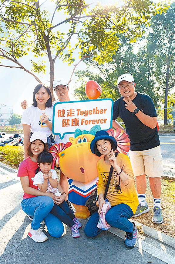 台灣人壽祖孫三代家庭健走活動，今年因應疫情改為線上活動。圖／台灣人壽提供