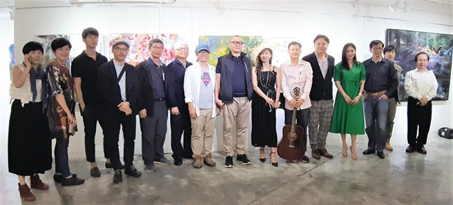 雄岗建设董事长林清吉（左八）与谢其昌（左七）、陈美芬（左九）等艺术家合影。图／黄全兴