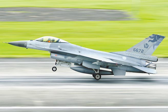 空军花莲基地一架F-16A夜航失联，图为航空迷17日下午拍下该战机起飞画面。（中央社）