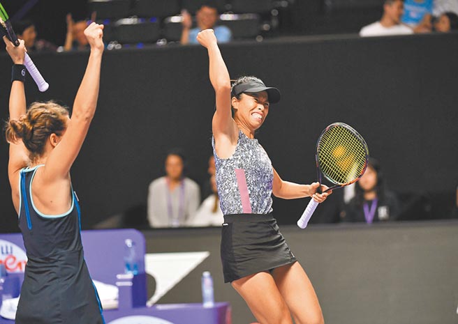 台湾职业女网一姐谢淑薇，成为台湾史上第2位双打年终球后。（新华社）