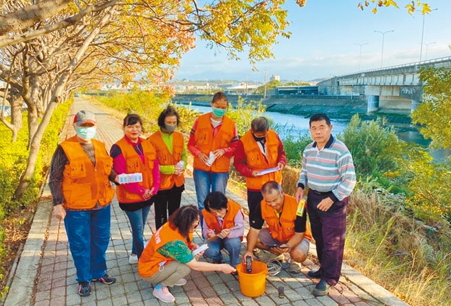 新竹市水环境巡守队使用手持式感测器提高查缉效率，即时查知水质状况。（陈育贤摄）