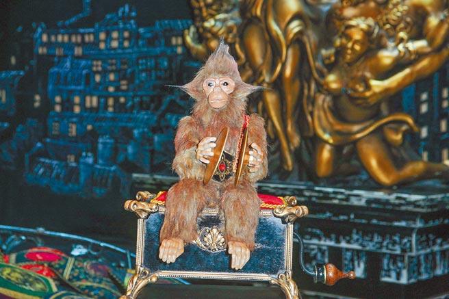 猴子音樂盒在《歌劇魅影》是貫穿全劇的重要道具。（吳松翰攝）