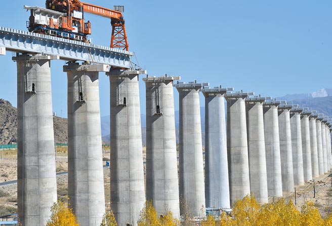 2018年10月16日，川藏铁路拉林段昌果特大桥进行铺轨作业。 （新华社）