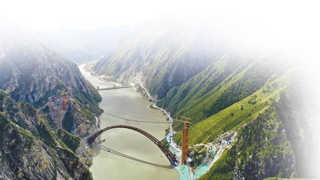 川藏铁路拉林段藏木特大桥，横跨雅鲁藏布江峡谷，水深66公尺。 （新华社）