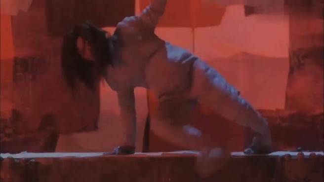 辣妻網購高挑連身裙 一穿上秒變外星人崩潰：真的不該信臉書 (圖／爆怨2公社)