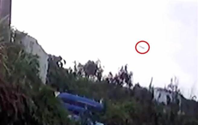 10月29日，飞官朱冠甍驾F5-E战机殉职，坠海前画面曝光。（民眾提供）