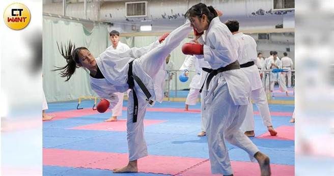 台湾体育大学1年级学生辜雪芃在赛场上表现辉煌，凭藉自身努力获选国家代表队，如今正为杭州亚运密集训练。（图／黄耀徵摄）